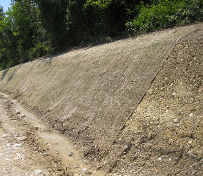 Biostuoie in fibre naturali per pendii asciutti