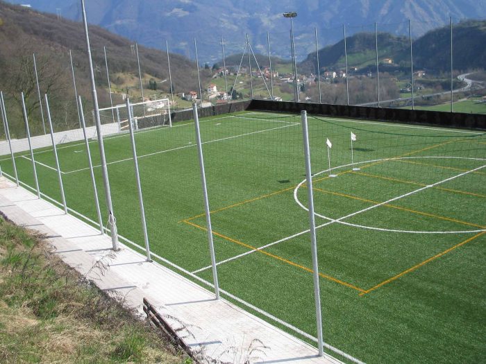 Canaletta in cemento per campi da calcio in erba sintetica