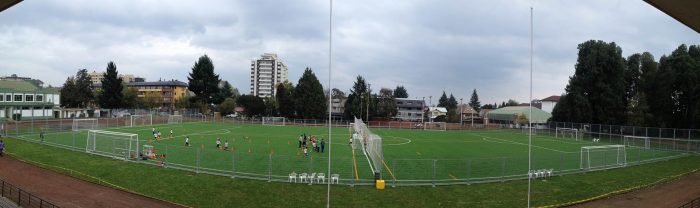 Canaletta, griglia e fissaggio per campi da calcio in erba sintetica