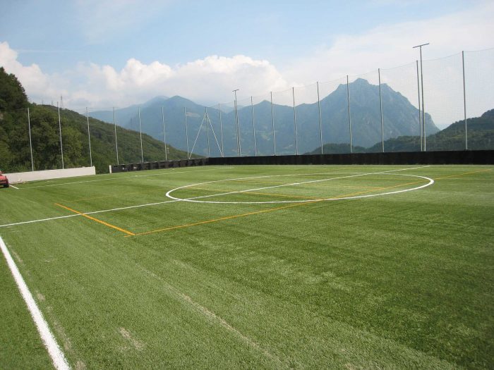 Canaletta, griglia e fissaggio per campi da calcio in erba sintetica