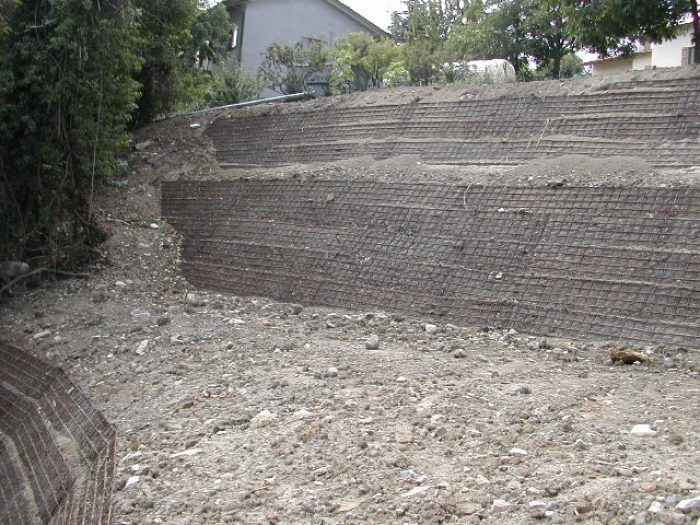 Casseri metallici sagomati per opere in terra rinforzata