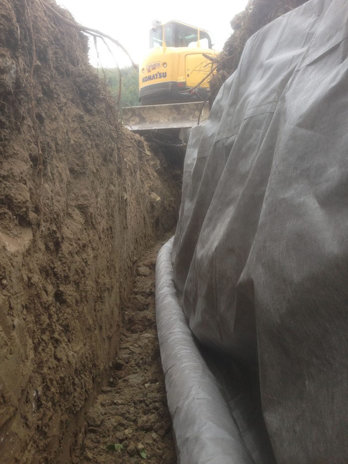 Drainage geocomposites for trenches