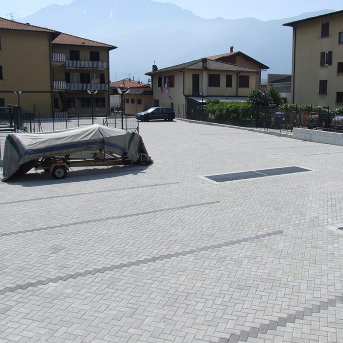 Drainage geocomposites for carriageable flat roofs