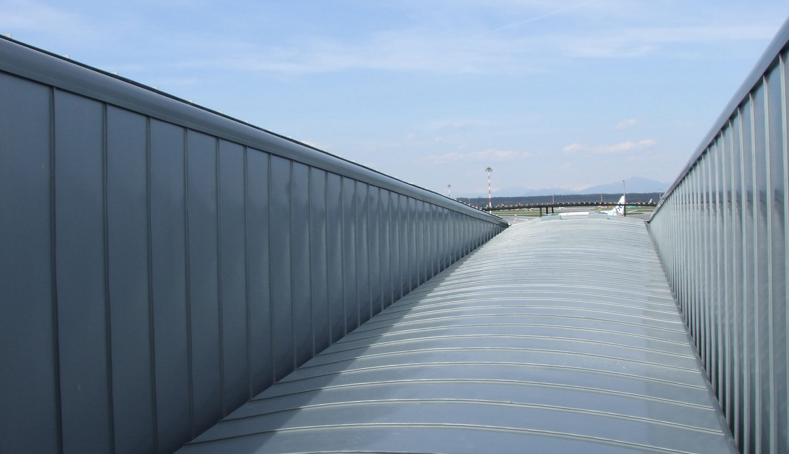 Metal roofs and walls in standing seam technique