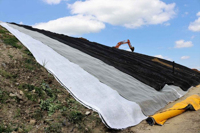 Synthetic monofilaments bonded to filtering geotextile and geomat for landfills and contaminated sites